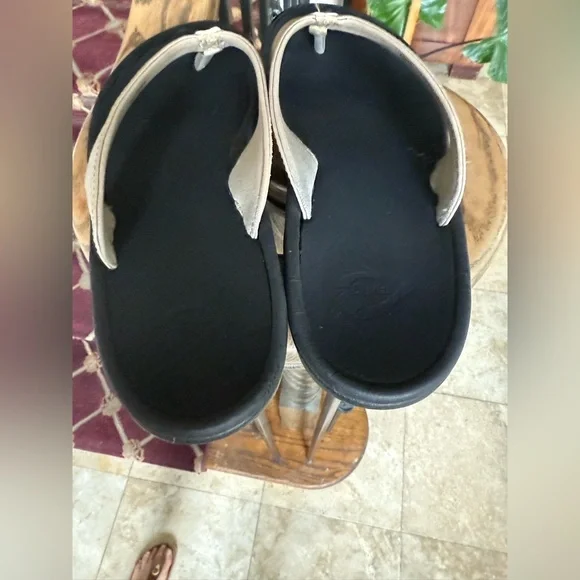 Ola Kai, ladies, size 8, gold and black flip-flop sandal good condition. - Picture 11 of 12